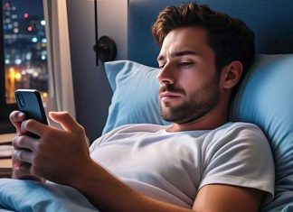 बिस्तर पर जाने के बाद करते हैं ये काम तो 59% बढ़ जाती है नींद न आने की समस्या