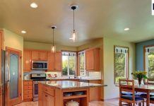 Vastu Tips: दौड़ी आएंगी लक्ष्मी अगर घर की इस दिशा में लगा दिया बल्ब, सुख-शांति का भी हमेशा रहेगा वास