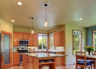 Vastu Tips: दौड़ी आएंगी लक्ष्मी अगर घर की इस दिशा में लगा दिया बल्ब, सुख-शांति का भी हमेशा रहेगा वास