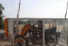 इस मंदिर में भगवान की जगह Royal Enfield Bullet की होती है पूजा, चढ़ाया जाता है शराब का प्रसाद