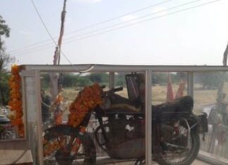 इस मंदिर में भगवान की जगह Royal Enfield Bullet की होती है पूजा, चढ़ाया जाता है शराब का प्रसाद