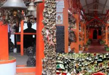 एक ऐसा मंदिर जहां कागज़ों पर लिखकर अपनी फरियाद भेजते हैं भक्त! मुराद पूरी होने पर चढ़ाते हैं घंटियां