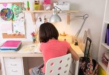 किस रंग का होना चाहिए स्टडी टेबल? बच्चे का पढ़ने में लगेगा मन, जान लें वास्तु के ये नियम