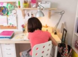 किस रंग का होना चाहिए स्टडी टेबल? बच्चे का पढ़ने में लगेगा मन, जान लें वास्तु के ये नियम
