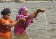 नदी में नहाते समय खुले रहते हैं आपके बाल? इसे लेकर क्या कहते हैं ज्योतिषी? जानें नियम और इससे होने वाले फायदे