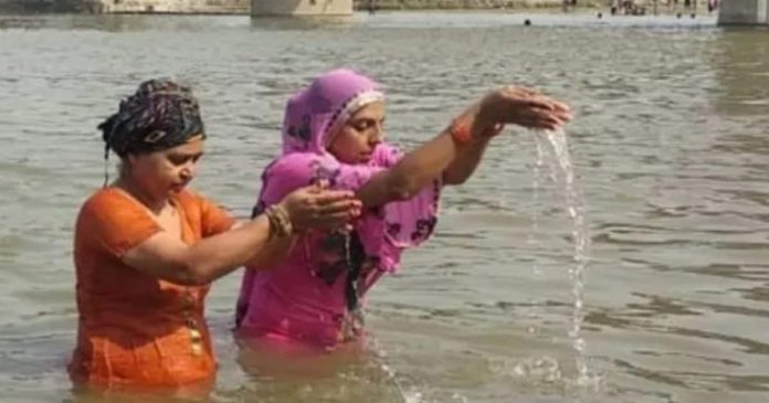 नदी में नहाते समय खुले रहते हैं आपके बाल? इसे