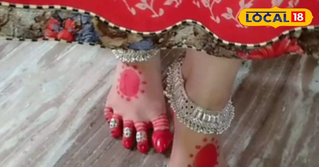 पूजा से शादी तक! महिलाओं का है ये श्रृंगार, आखिर क्यों महिलाएं पैरों में लगाती हैं आलता? जानें धार्मिक महत्व