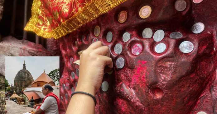 भारत का अनोखा मंदिर, प्रसाद के रूप में फल नहीं,