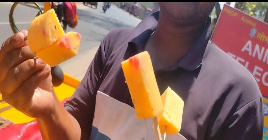 मिट्टी के मटके से निकली बचपन की मिठास… सिर्फ 5 रुपए में दिल को छू लेने वाली कुल्फी!