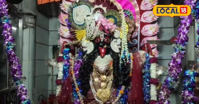 650 साल पुराना है यह मंदिर, यहां रात को आती