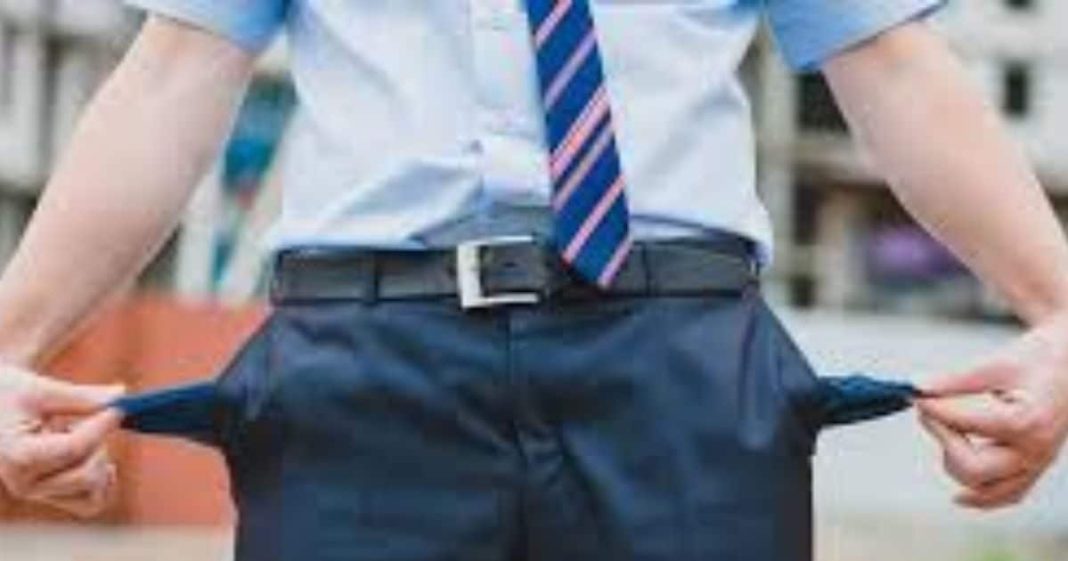 Astro Tips For Money: इन आदतों से इंसान हो जाता है कंगाल, अभी नहीं सुधरे तो हालात हो जाएंगे बेकाबू