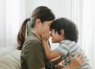 Astro Tips: मां अपने बच्चे की कामयाबी के लिए करें ये सरल उपाय, चमक जाएगी किस्मत, पढ़ाई में भी आएगा अव्वल!