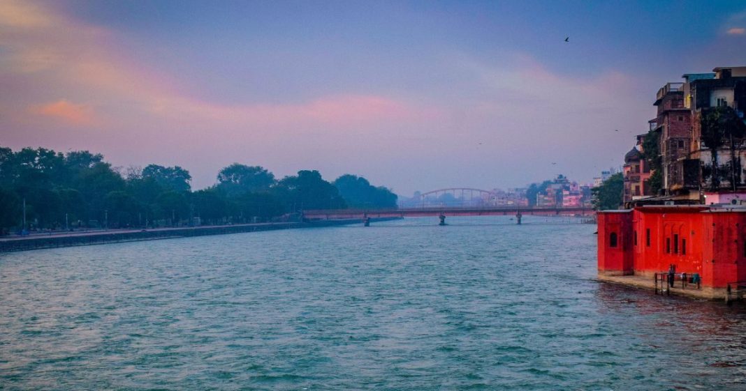 इन 6 जगहों पर करें गंगा जल का छिड़काव, घर पर दिखेगा शुभ असर, मां लक्ष्मी की भी मिलेगी कृपा!