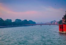 इन 6 जगहों पर करें गंगा जल का छिड़काव, घर पर दिखेगा शुभ असर, मां लक्ष्मी की भी मिलेगी कृपा!