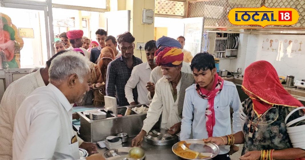 महज 5 रुपये में भरपेट खाना, भोजन में खिचड़ी, रोटी, तीन सब्जी और छाछ, खाने के लग जाती है भीड़