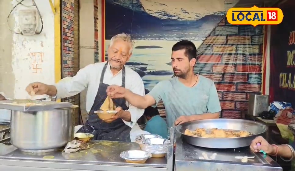 यहां चटनी, रायता या छोले के साथ नहीं, कढ़ी के साथ सर्व होता है समोसा, दुकान खुलने से पहले लग जाती है लाइन!