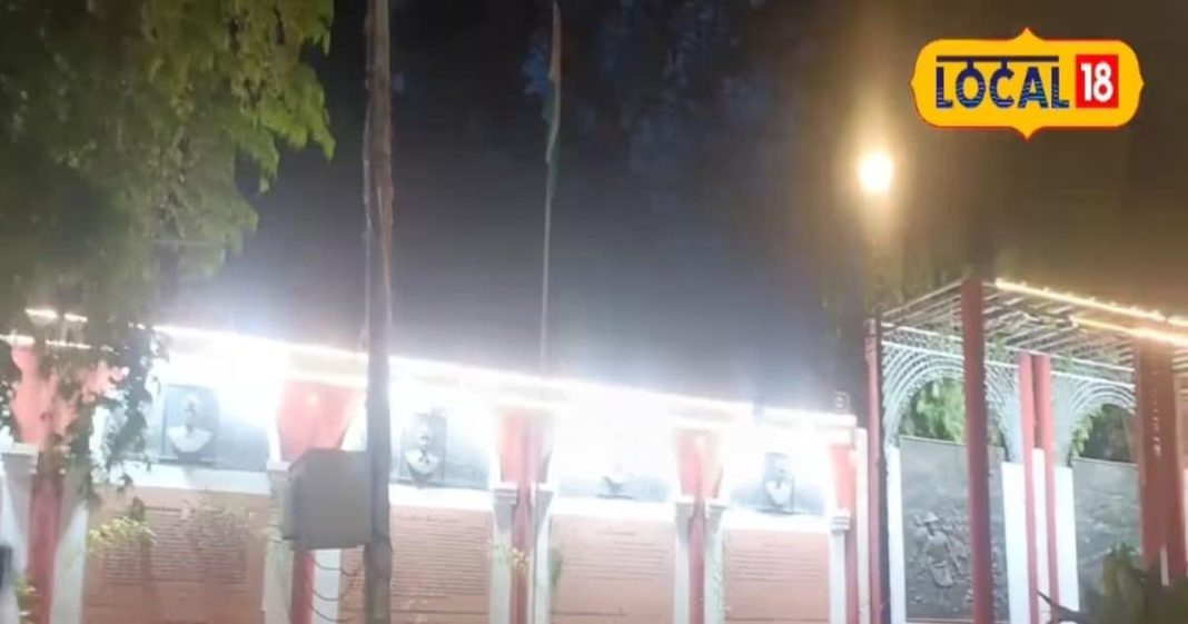 प्रयागराज के प्रमुख धार्मिक स्थलों पर रंगीन लाइटिंग से सजावट.