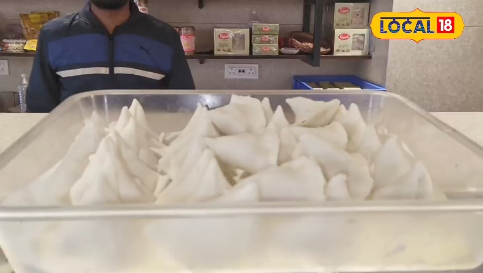 आलू या पनीर से नहीं ये समोसा बनता है सफेद मक्खन से! केवल 3 महीने आता है बाजार में, लगती है ग्राहकों की लाइन!