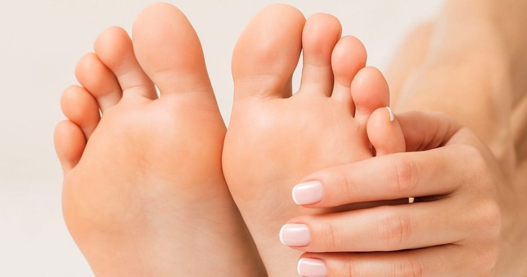 Astro Tips: पैर के तलवे की बनावट, रंग और रेखाओं में छिपा होता है आपकी किस्मत का राज! जानें कैसे