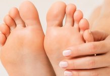 Astro Tips: पैर के तलवे की बनावट, रंग और रेखाओं में छिपा होता है आपकी किस्मत का राज! जानें कैसे