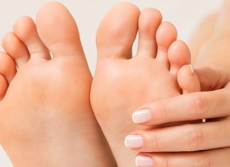 Astro Tips: पैर के तलवे की बनावट, रंग और रेखाओं में छिपा होता है आपकी किस्मत का राज! जानें कैसे