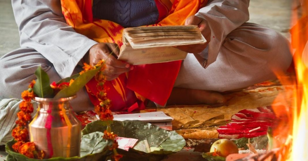 घर में हो रही है पूजा, लेकिन आप रहते हैं विदेश में? पंडित जी ने बताया दूर रहकर भी पूरी श्रद्धा के साथ कैसे हों शामिल?