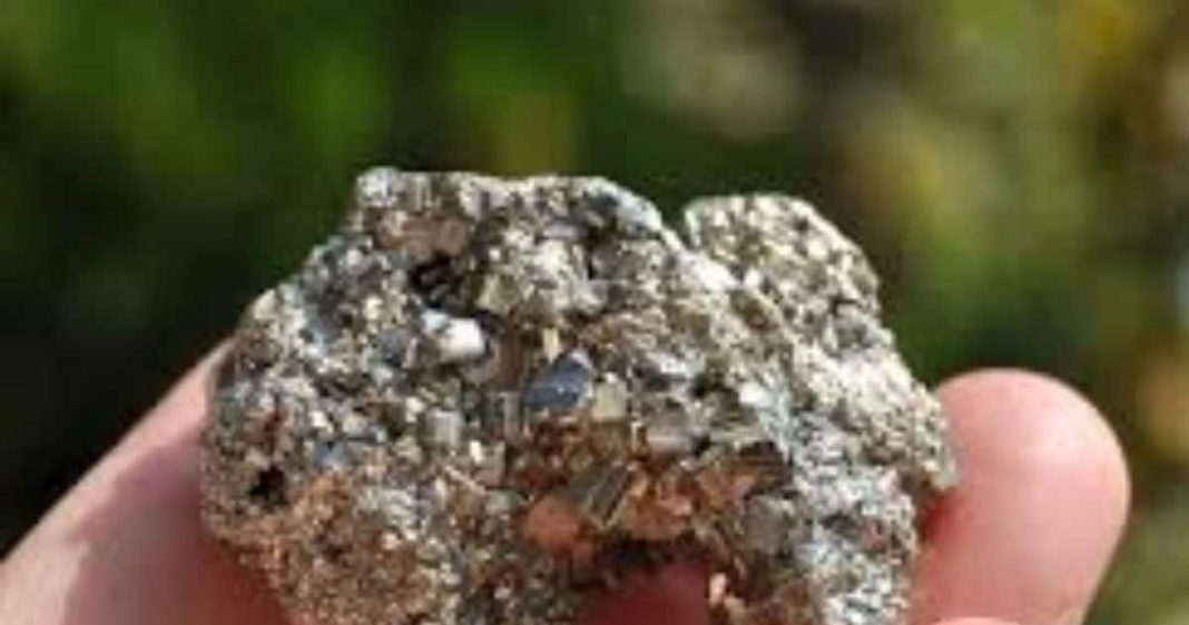 Pyrite Gemstone: घर में रखें ये जादुई पत्थर, जो रातोंरात बदल देगा आपकी किस्मत, करोड़पति बनते नहीं देर लगेगी!