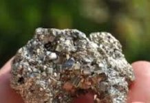 Pyrite Gemstone: घर में रखें ये जादुई पत्थर, जो रातोंरात बदल देगा आपकी किस्मत, करोड़पति बनते नहीं देर लगेगी!