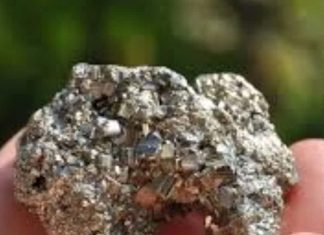 Pyrite Gemstone: घर में रखें ये जादुई पत्थर, जो रातोंरात बदल देगा आपकी किस्मत, करोड़पति बनते नहीं देर लगेगी!