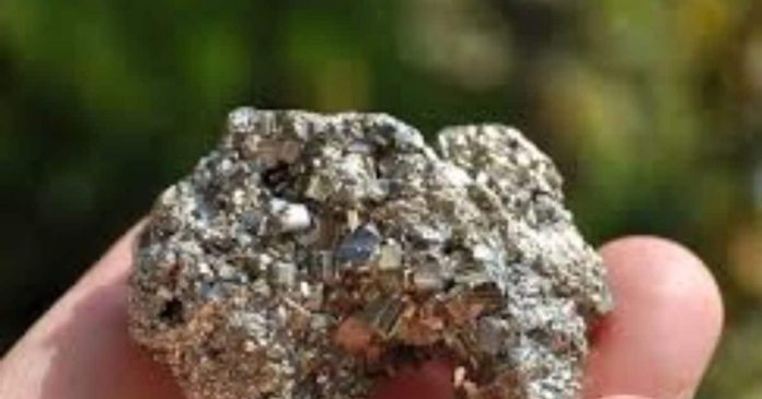 Pyrite Gemstone: घर में रखें ये जादुई पत्थर, जो रातोंरात
