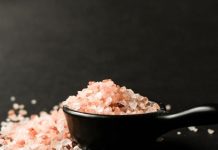 सेंधा नमक क्यों है साधारण नमक से कई गुना बेहतर? जानिए इसके जबरदस्त फायदे और उपयोग का तरीका