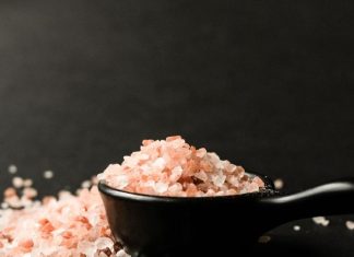 सेंधा नमक क्यों है साधारण नमक से कई गुना बेहतर? जानिए इसके जबरदस्त फायदे और उपयोग का तरीका