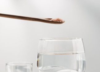 बुरी नजर, नकारात्मक ऊर्जा से बचाता है नमक का पानी, इससे हाथ धोने से पहले जान लें नियम, किस दिन न करें इसका इस्तेमाल?