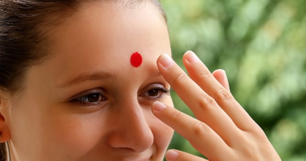 कहीं आप भी तो तिलक लगाते समय नहीं करते ये बड़ी गलती, इन नियमों को रखें ध्यान तभी मिलेगा पूरा का पूरा फल!