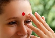 कहीं आप भी तो तिलक लगाते समय नहीं करते ये बड़ी गलती, इन नियमों को रखें ध्यान तभी मिलेगा पूरा का पूरा फल!