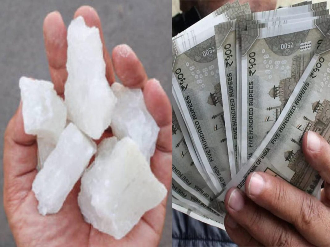 Vastu Remedies of Alum: घर में इस जगह रख दें काले कपड़े में बंधी फिटकरी, फिर देखें बदलाव, खिंचा चला आएगा पैसा!