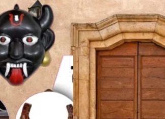 Vastu Tips: क्या आपने भी घर के बाहर लगा रखी हैं ये चीजें? तुरंत हटा दें, वरना पूरे परिवार पर आएगा संकट!