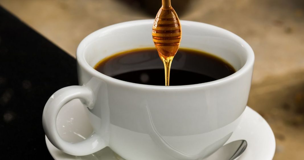 पीना चाहते हैं ब्लैक कॉफी? लेकिन लगती है कड़वी! चीनी नहीं, डाल दें यह चीज