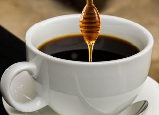 पीना चाहते हैं ब्लैक कॉफी? लेकिन लगती है कड़वी! चीनी नहीं, डाल दें यह चीज