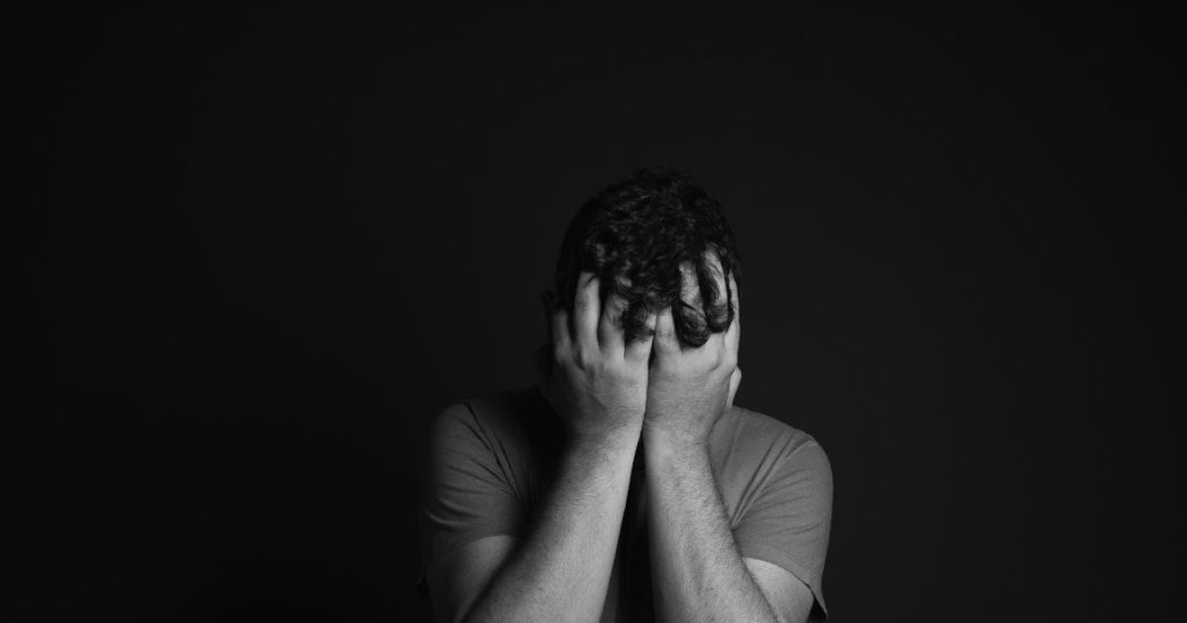 हर वक्त उदासी से घिरे रहते हैं? यह हो सकता है ‘Double Depression’ का लक्षण, हल्के में न लें, जानें निपटने के उपाय