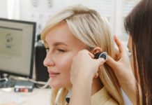 why ear pain increases at night doctor parul mathur say causes and remedies in hindi | कान का दर्द रात में क्यों बढ़ने लगता है? डॉक्टर से जानें इसके कारण और बचाव