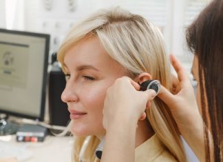 why ear pain increases at night doctor parul mathur say causes and remedies in hindi | कान का दर्द रात में क्यों बढ़ने लगता है? डॉक्टर से जानें इसके कारण और बचाव