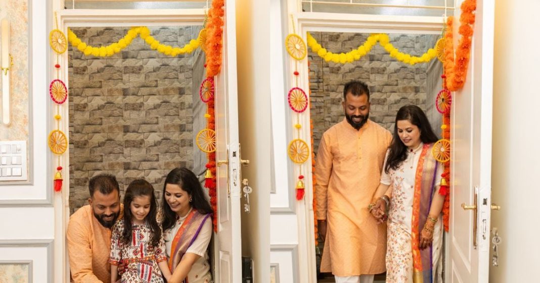 नए घर में पंडित जी नें करवाई है दूध उबालने की रस्म, क्या जानते हैं इसके पीछे की वजह? क्या कहता है वास्तु शास्त्र