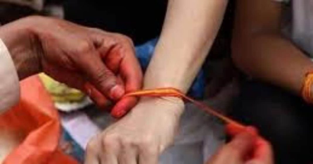 Kalava Bandhne ke Niyam : सौभाग्य का प्रतीक है कलावा, इसे इक्कीस दिन में उतार देना चाहिये ! जानें नियम