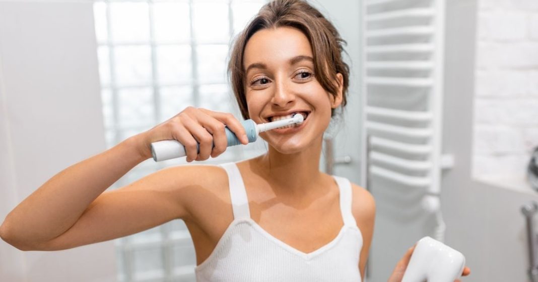 सर्दी-जुकाम ठीक होने के बाद क्यों बदलना चाहिए टूथब्रश? वजह जान लेंगे, तो दोबारा नहीं पड़ेंगे बीमार