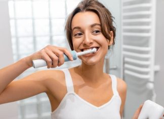 सर्दी-जुकाम ठीक होने के बाद क्यों बदलना चाहिए टूथब्रश? वजह जान लेंगे, तो दोबारा नहीं पड़ेंगे बीमार