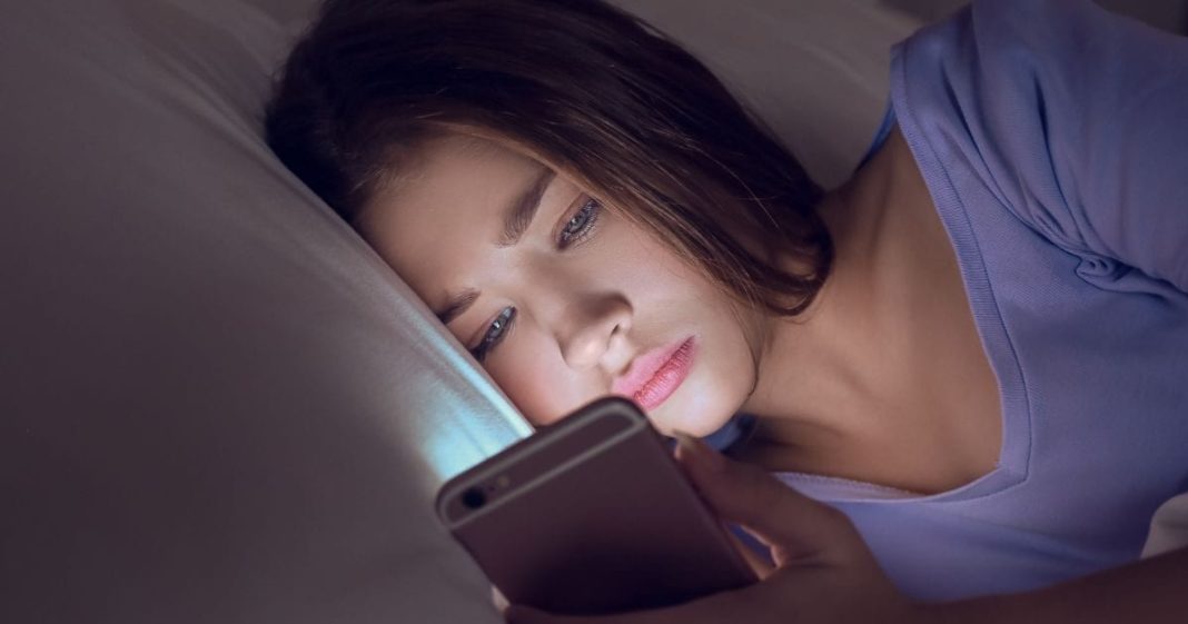 यंग जेनरेशन की महिलाओं पर स्मार्ट फोन का खतरनाक असर, रिसर्च में चौंकाने वाला खुलासा, ये है बचने का तरीका