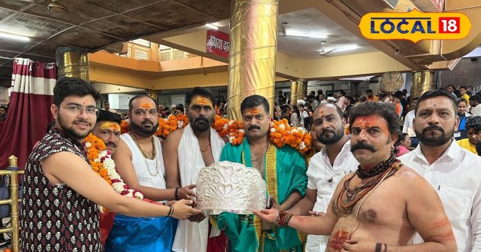 उज्जैन में भक्तों ने चढ़ाए चांदी के छत्र, मुकुट और