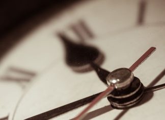 घर में बंद पड़ी है घड़ी? ये भी चमका सकती है आपकी किस्मत! जानें खराब घड़ी से जुड़े वास्तु टिप्स