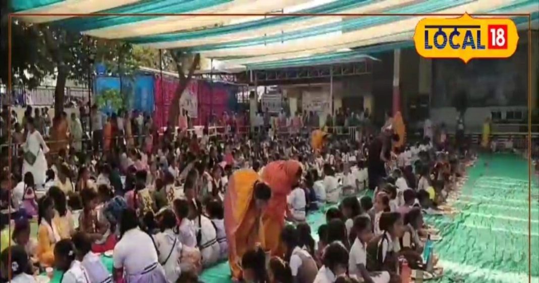 बालोद के गंगा मइया मंदिर में नवमी पर कराया गया 1300 से ज्यादा कन्याओं को भोजन, इस दौरान एसपी भी रहे मौजूद